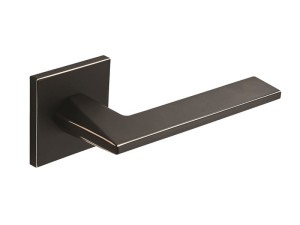 Klamka wewnętrzna Roothkin Ramiro Slim QR16 - rozeta kwadratowa, czarny matowy, złoty