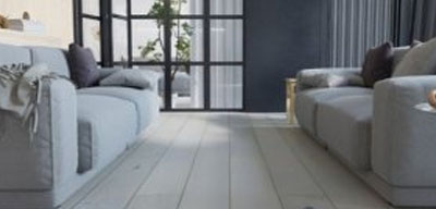 Układanie paneli podłogowych w systemie podłogi pływającej.